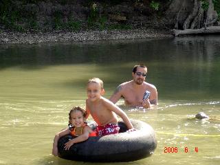 RIVERSUNDAYDADDYANDKIDS.JPG